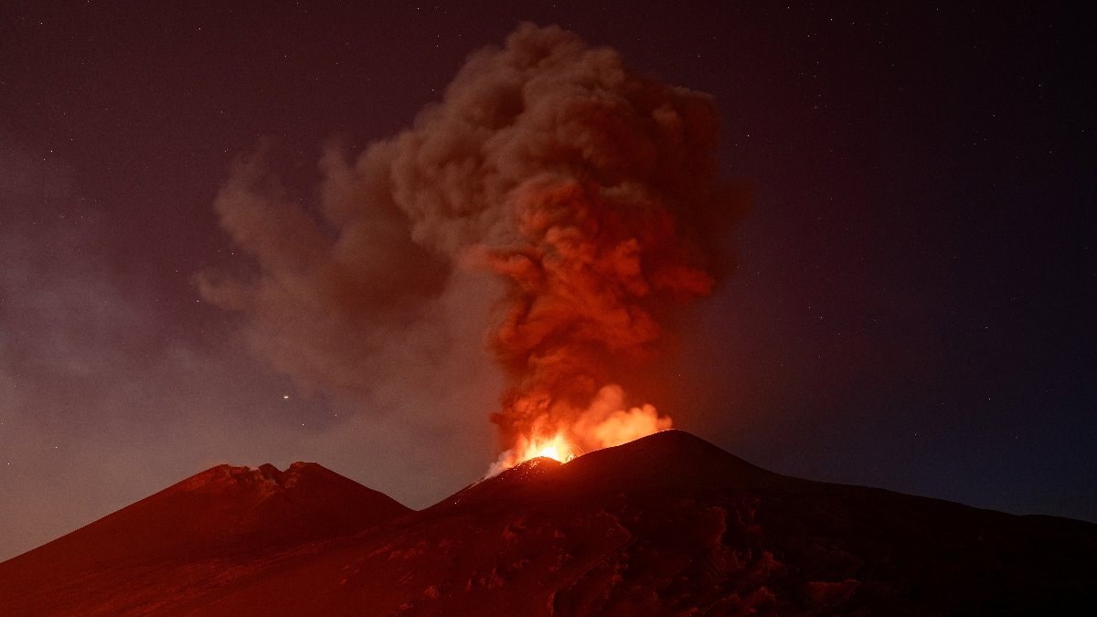 İtalya’da Etna Yanardağı’nın patlamasıyla oluşan kül bulutu uçuşları aksattı
