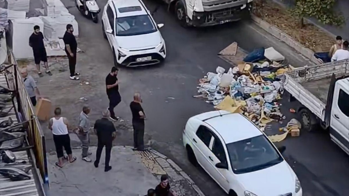 İzmir’de çöp sorununu ‘eyleme’ döktü: Alınmayan çöpleri yolun ortasına taşıdı
