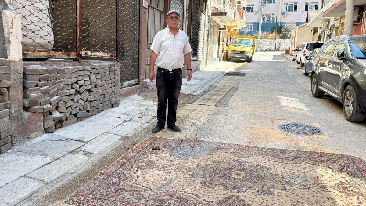 İzmir’de kazılan yolları belediye onarmadı: Vatandaş çukurları halıyla kapattı