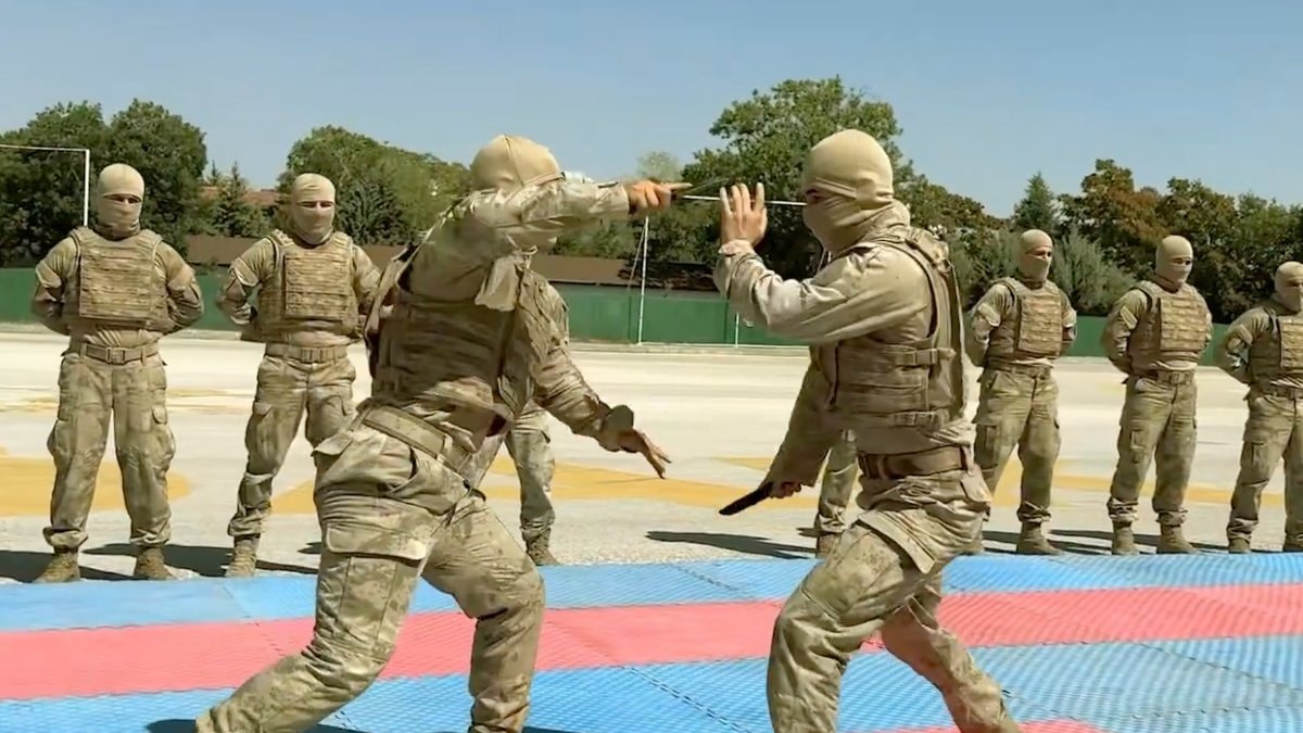 Jandarma birliklerinin yakın dövüş eğitiminden görüntüler paylaşıldı