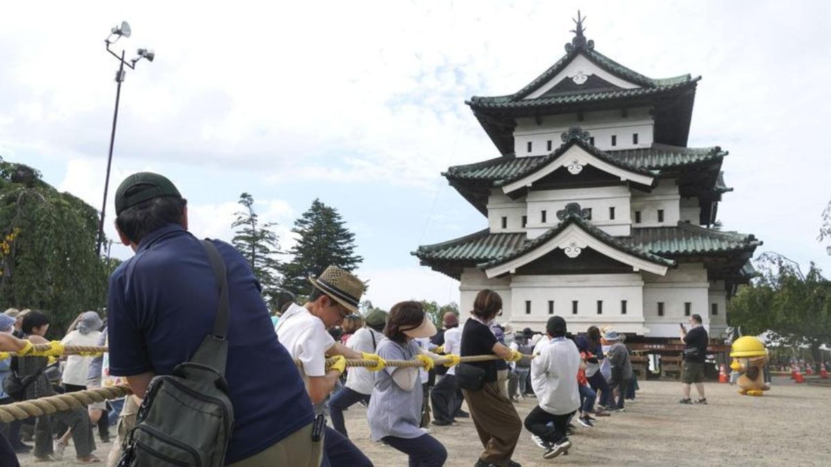 Japonya’da 400 tonluk tarihi kaleyi bin kişi halatlarla çekti