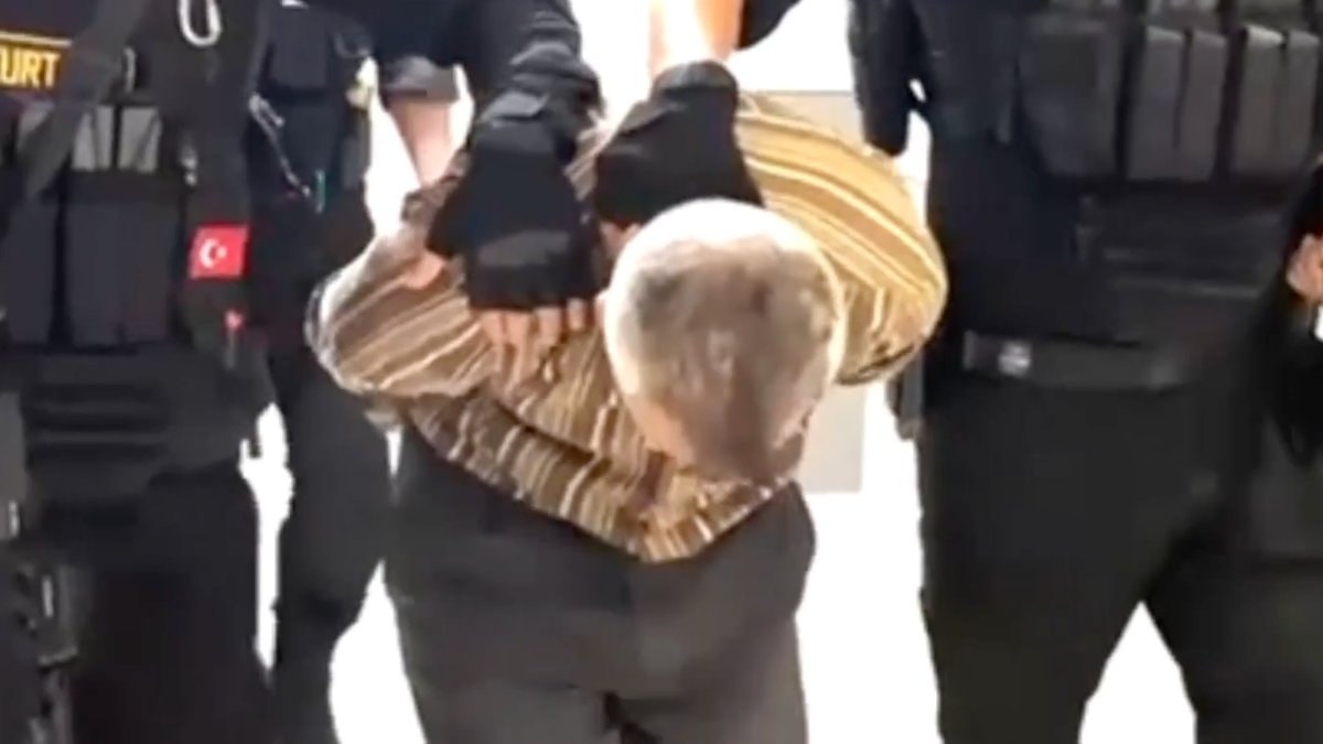 Kırmızı bültenle aranan FETÖ’cü Burkay Karatepe’nin yakalanma görüntüleri paylaşıldı