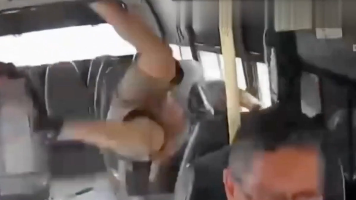 Kolombiya’da şans eseri dolmuşa çarpmadı: Koltuğa savruldu