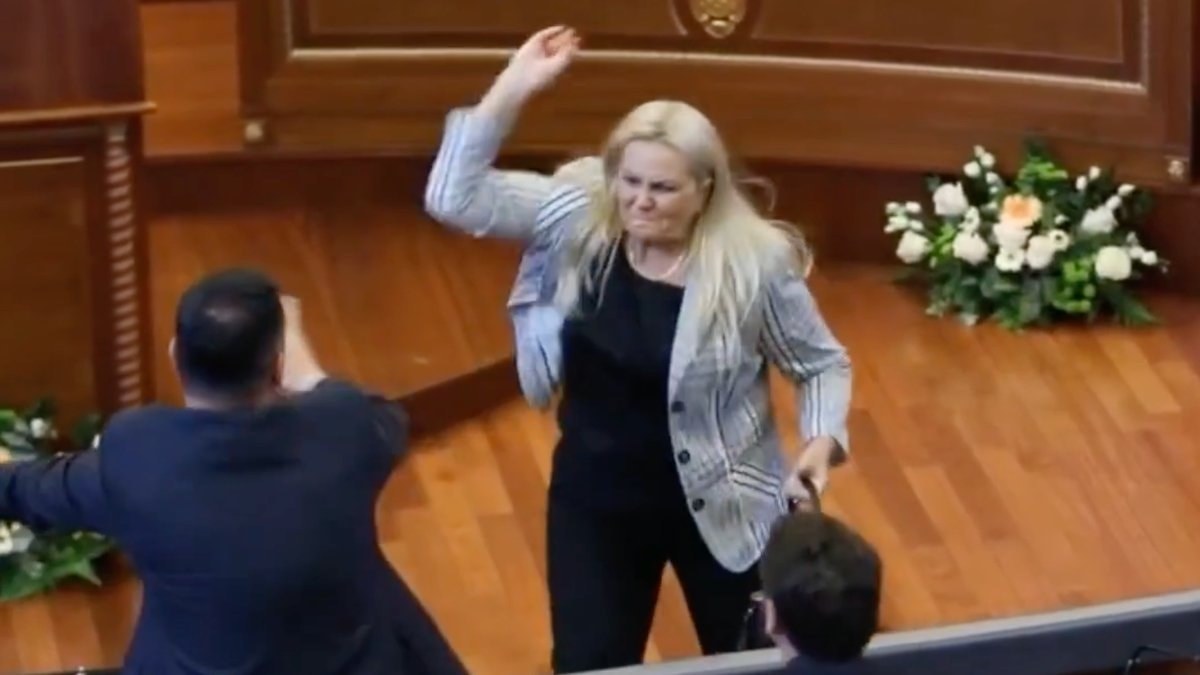 Kosova meclisinde protesto: Başbakan’a yumurta fırlattı