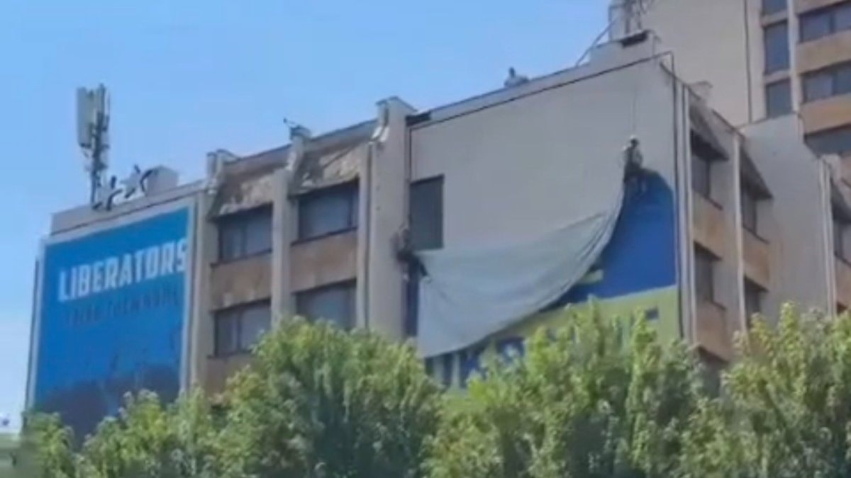 Kosova’daki dev Ukrayna bayrağı kaldırıldı