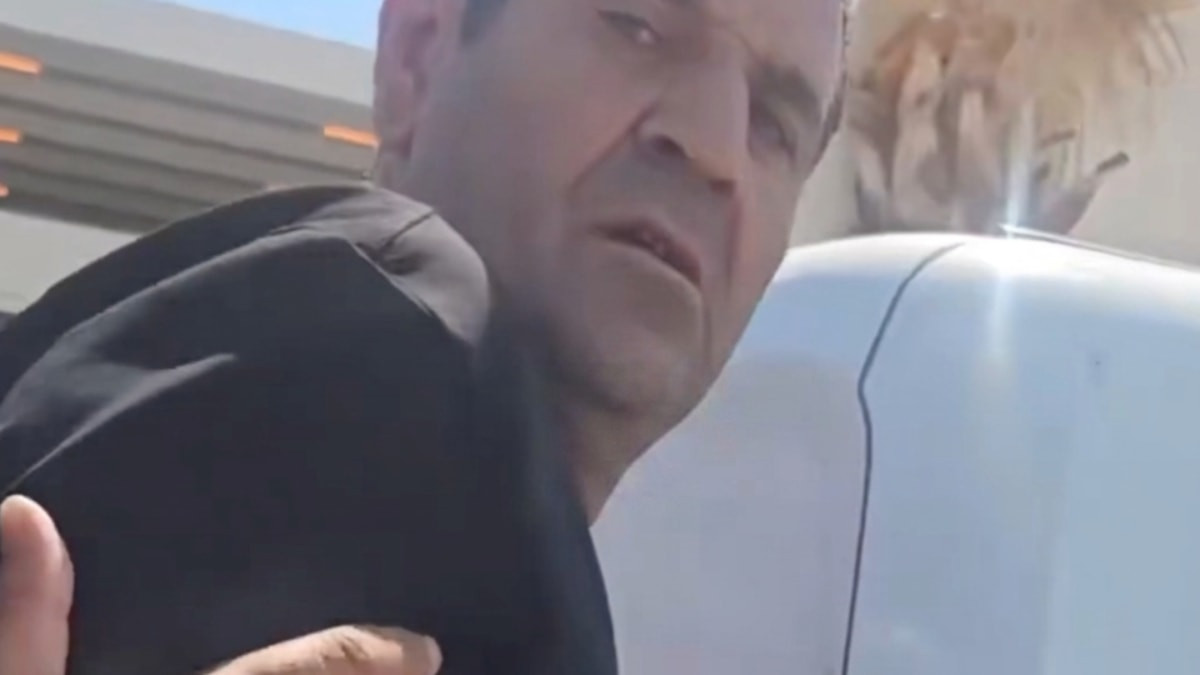 Kurtlar Vadisi’nin Nevzatı trafikte sinirlerine hakim olamadı: Küfürler etti, camına yürüdü