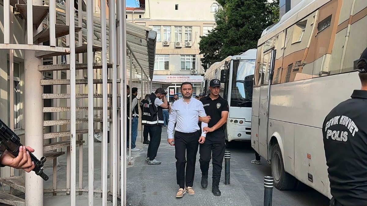 Kuşadası Belediyesi soruşturmasında 16 şüpheli adliyede