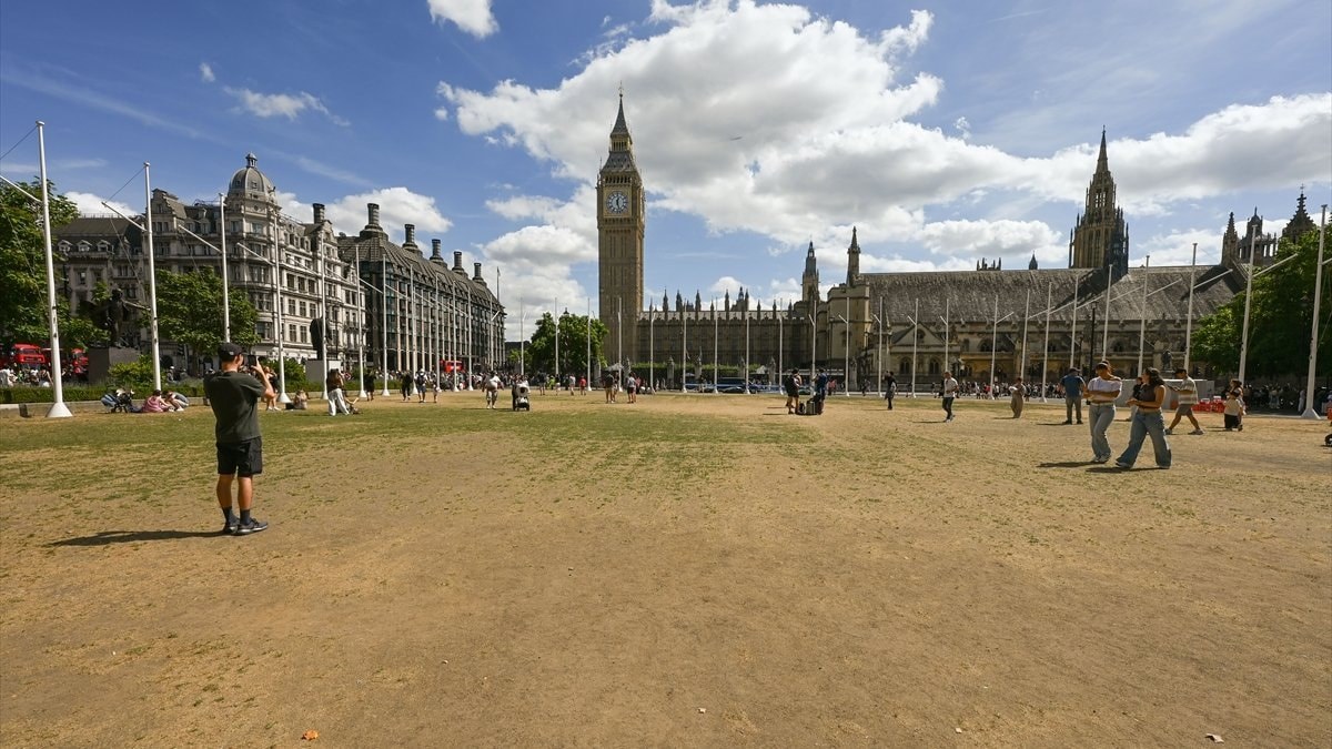 Londra’nın simge yeşil alanları kuraklığın etkisiyle sarardı