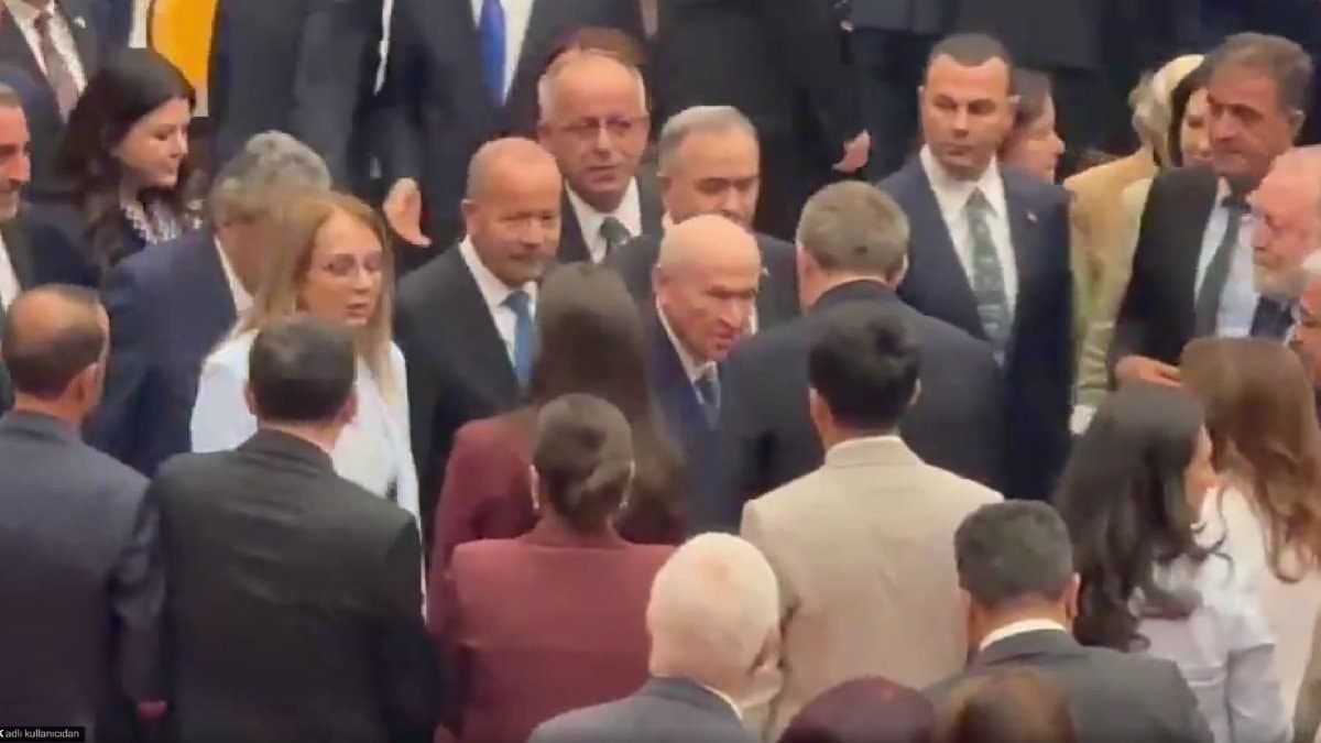 Meclis’te tarihi anlar: Devlet Bahçeli oylamanın ardından DEM Partililerle selamlaştı