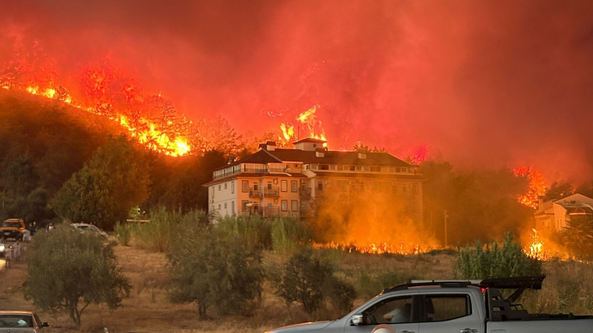 Muğla’nın Fethiye ilçesinde orman yangını yerleşim yerine ulaştı