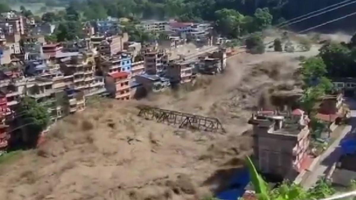 Nepal’deki sel felaketinde azgın sular önüne kattığı köprü ve evleri sürükledi
