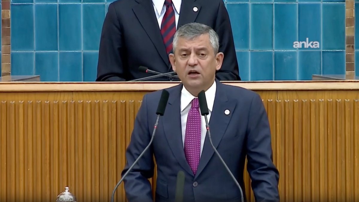 Özgür Özel, Yeni Parti’nin ilk grup toplantısında partinin adını karıştırdı