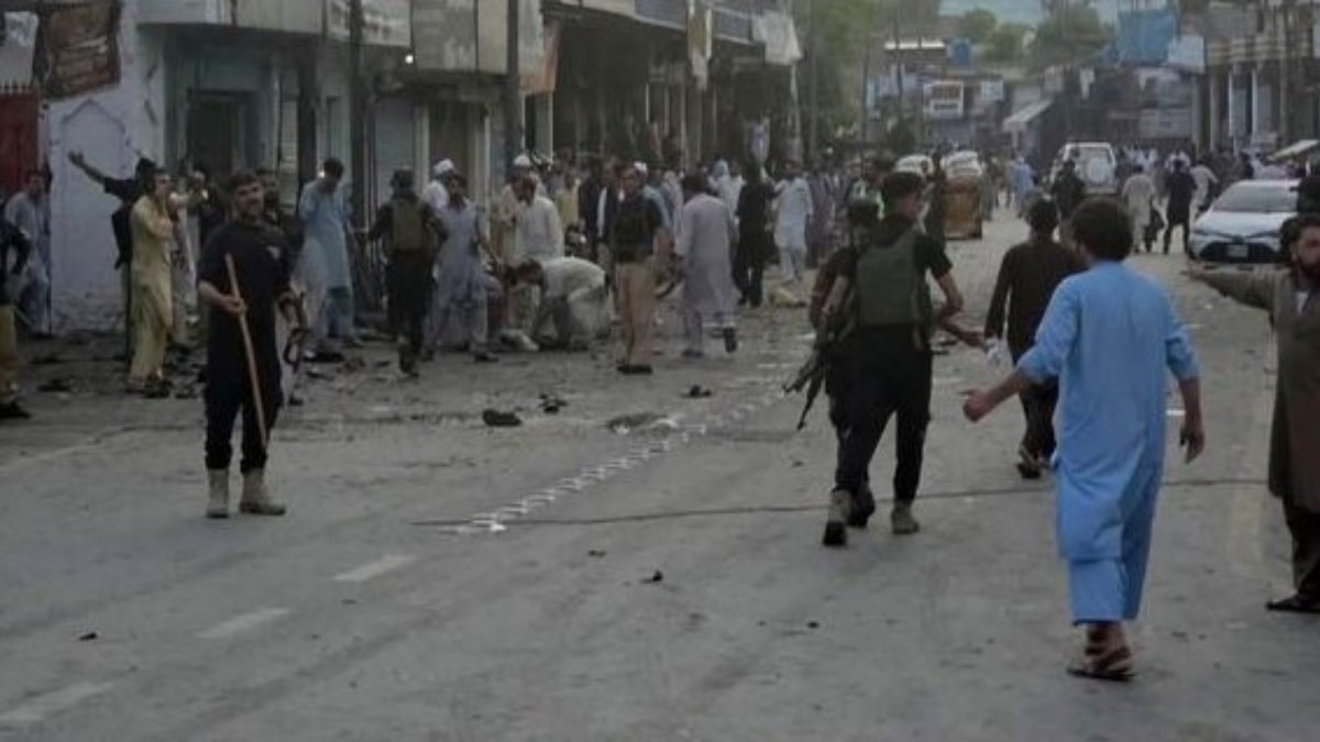 Pakistan’da polis karakolu önünde patlama: 14 kişi hayatını kaybetti