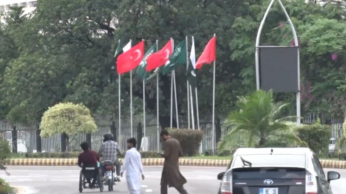 Pakistan’da sokaklar Türkiye ve Suudi Arabistan bayraklarıyla süslendi
