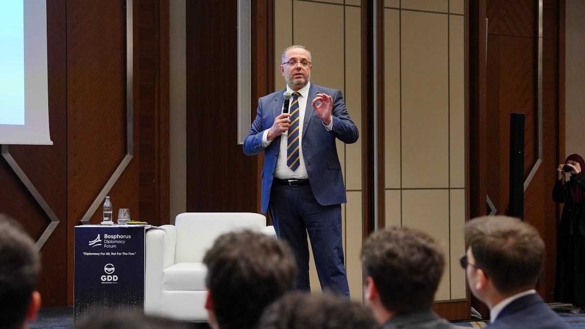 Prof. Dr. Erhan Afyoncu, Bosphorus Diplomasi Forumu’nun son gününde gençlerle buluştu