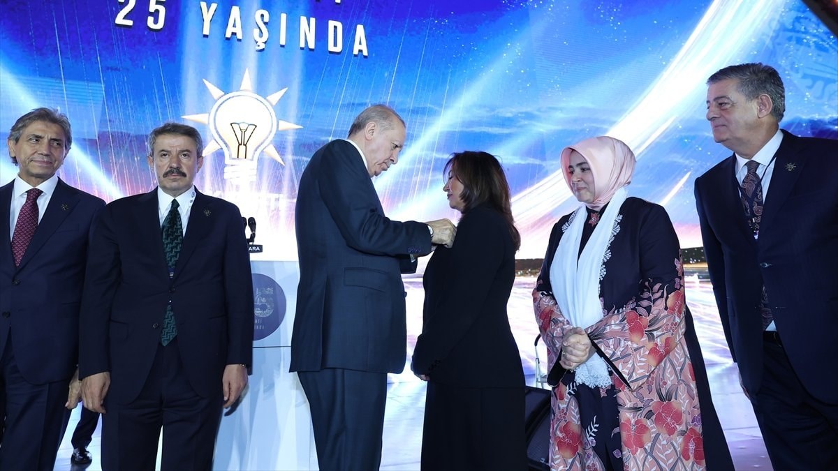 Şırnak’ın İdil Belediye Başkanı Türkan Kayır AK Parti’ye geçti