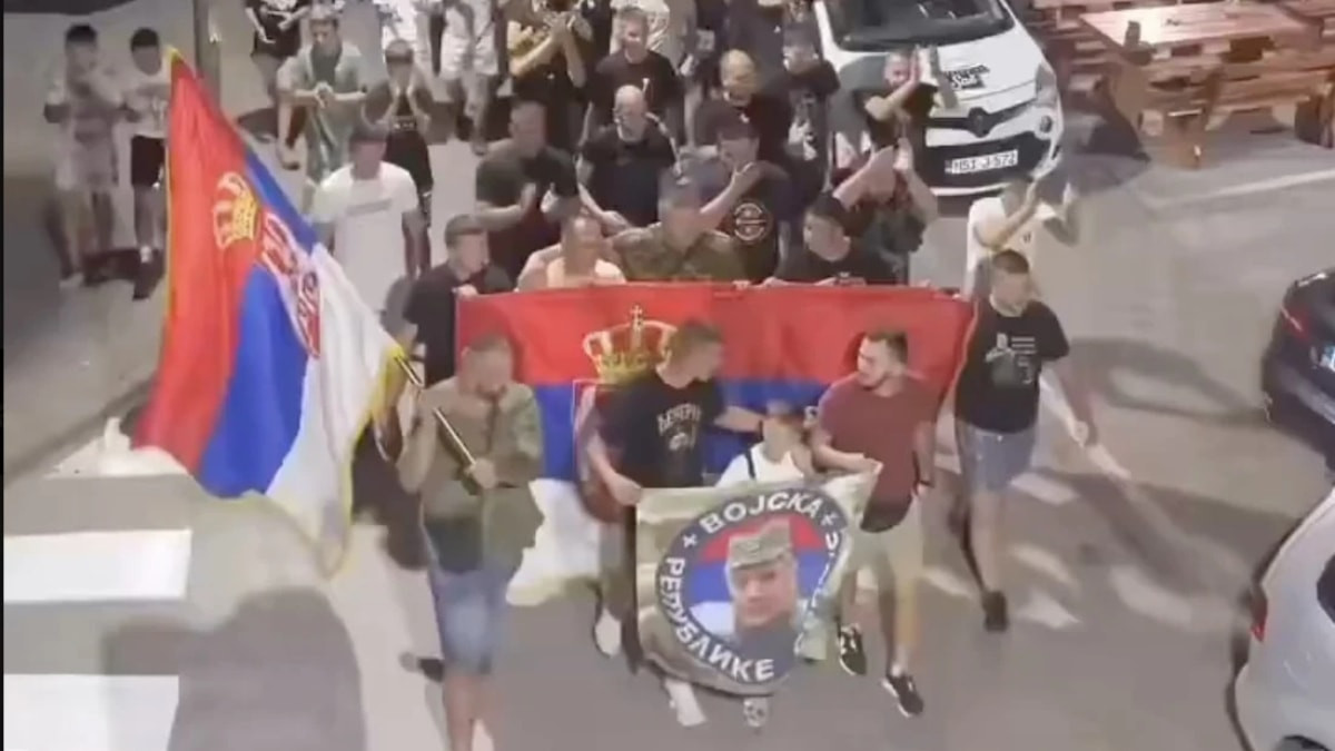 Sırp milliyetçilerinden ölen ‘Bosna Kasabı’na saygı eylemi: Soykırımcı Mladiç’in resimleriyle yürüdüler