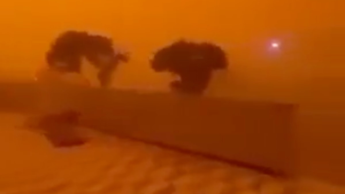 Suriye’de kum fırtınası: Görüş mesafesini sıfıra indirdi