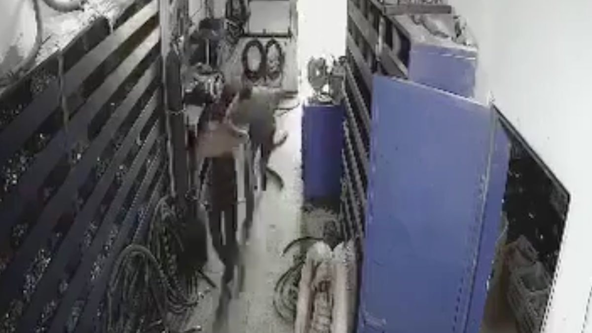 Suriye’de uçak sesi duyan çocuklar korkarak kaçtı