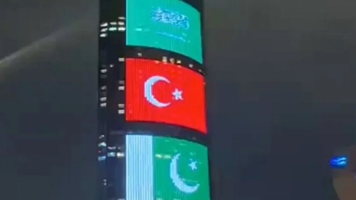 Suudi Arabistan’ın simge yapıları, Türkiye ve Pakistan bayraklarıyla donandı