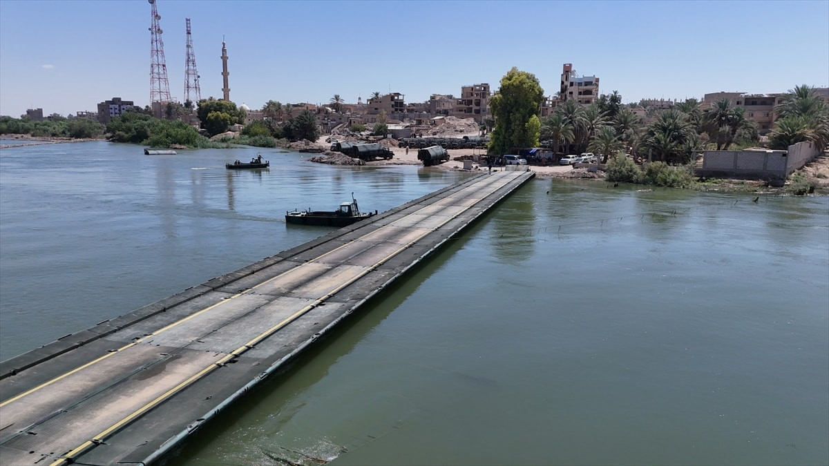 TSK ve Suriye ordusunun iş birliğiyle Fırat Nehri’ne yüzer köprü kuruldu