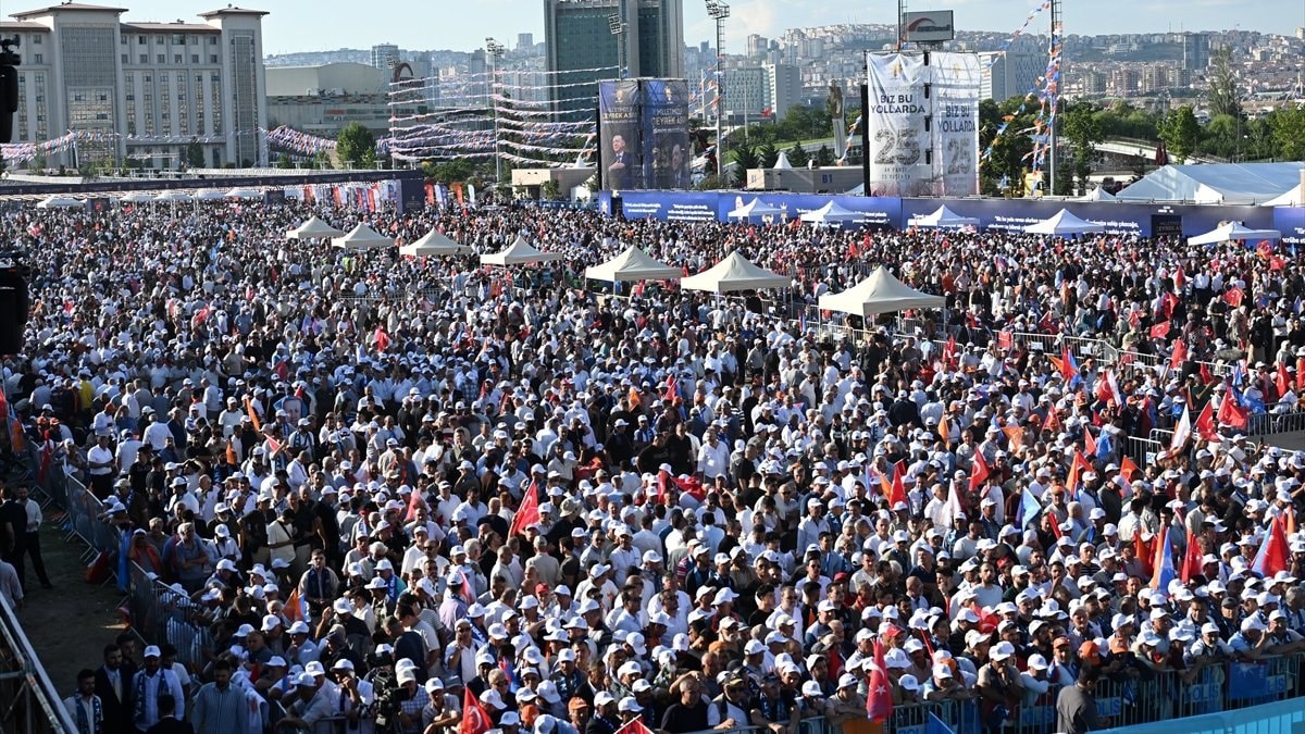 Türkiye siyaset sahnesinin çeyrek asırlık çınarı: AK Parti’den görkemli kutlama