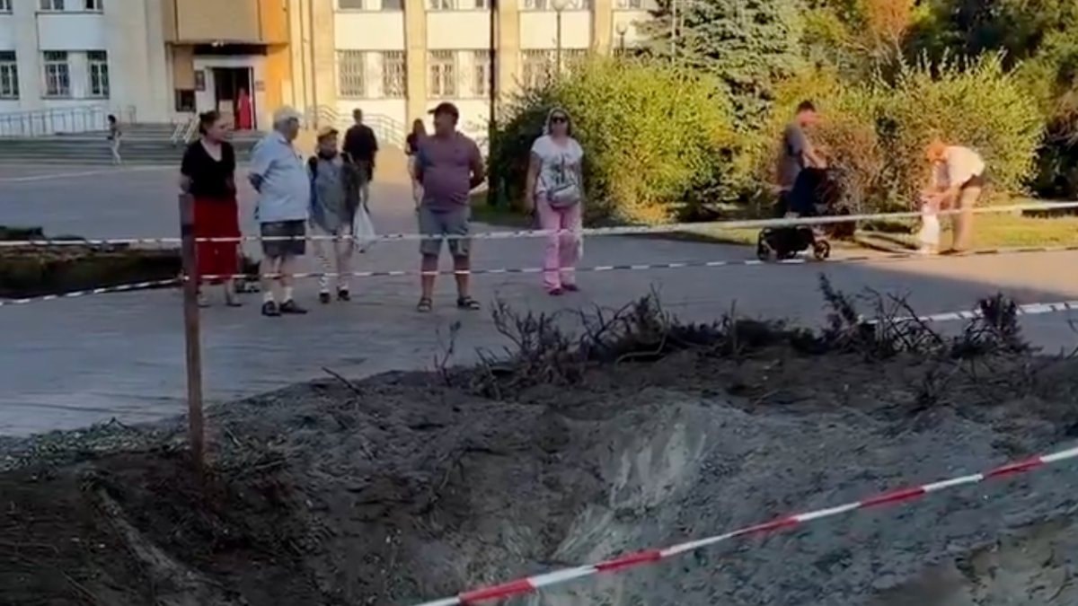 Ukrayna’da Rus füze saldırısının ardından oluşan çukurun yanında bir çocuğun ilk adımları