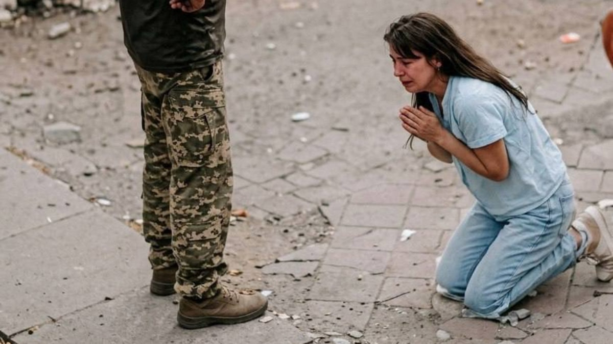Ukrayna’da seferberlik tepkisi: Kadın, eşinin alınmaması için görevlilerin önünde diz çöktü