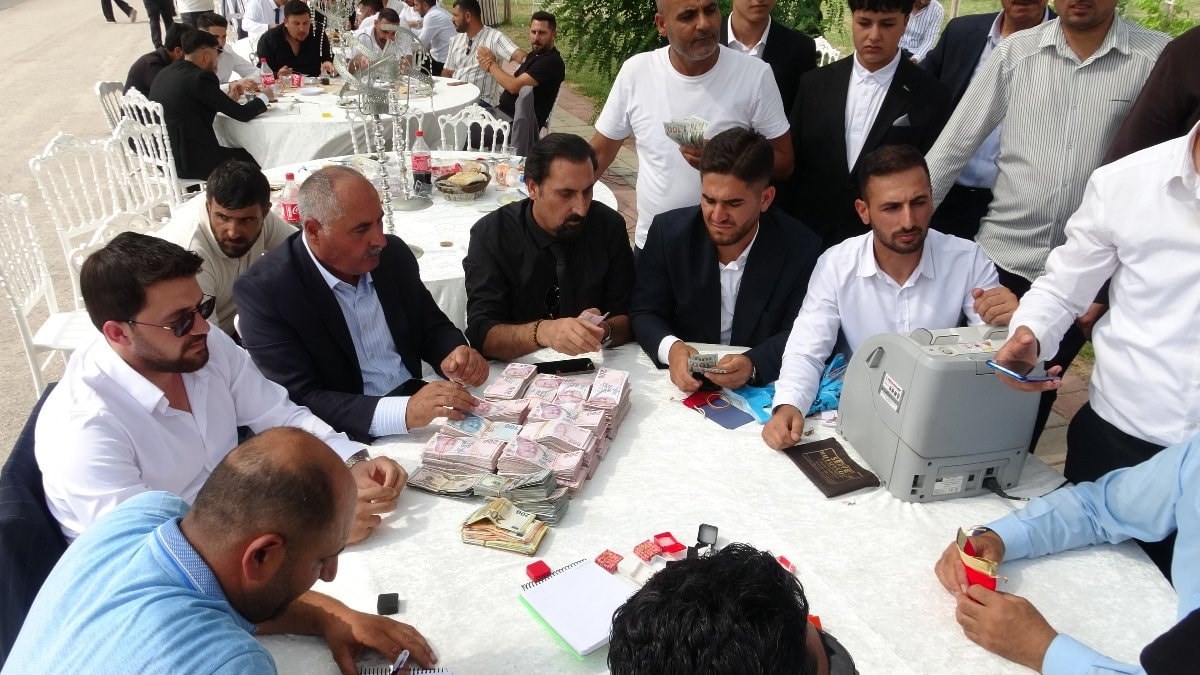 Van’da aşiret düğününde bavullarla para taşıdılar: 20 milyon lira para, kilolarla altın