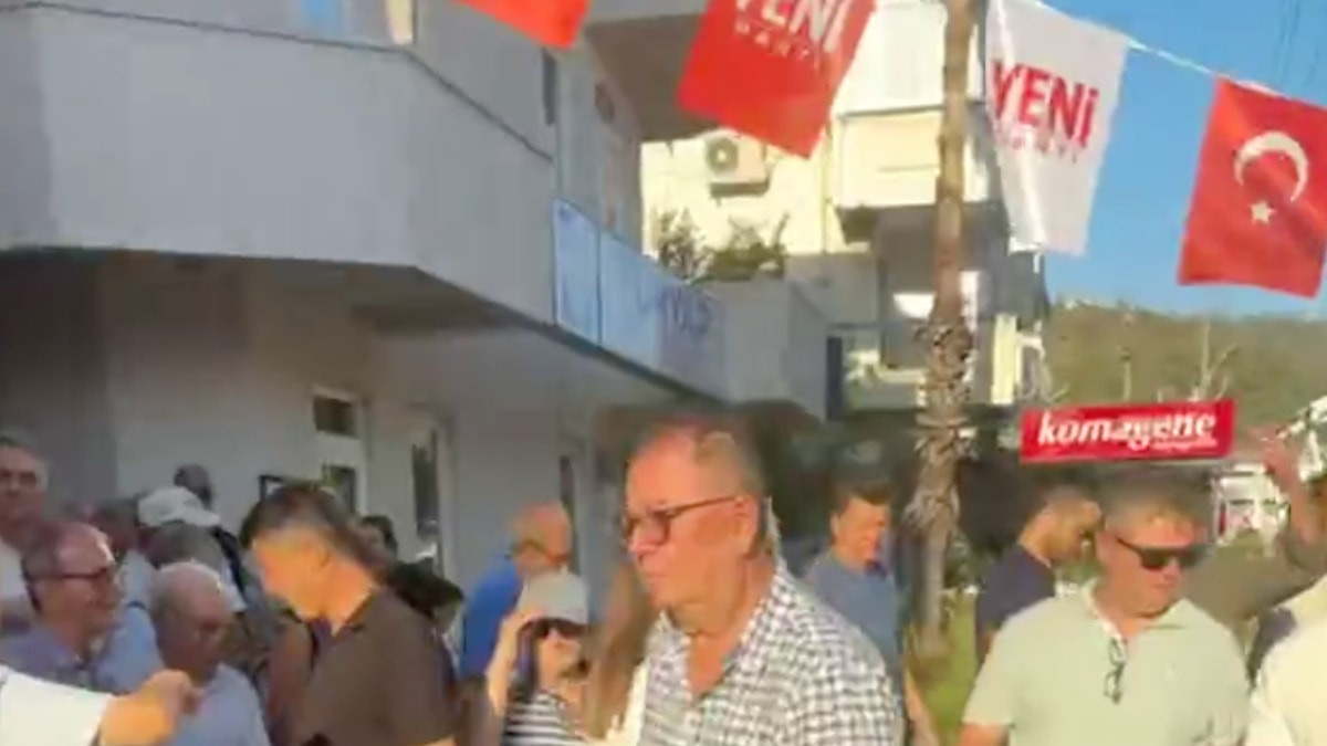 Yeni Parti’nin ilçe binası açılışında Haluk Levent’in müzikleri çalındı