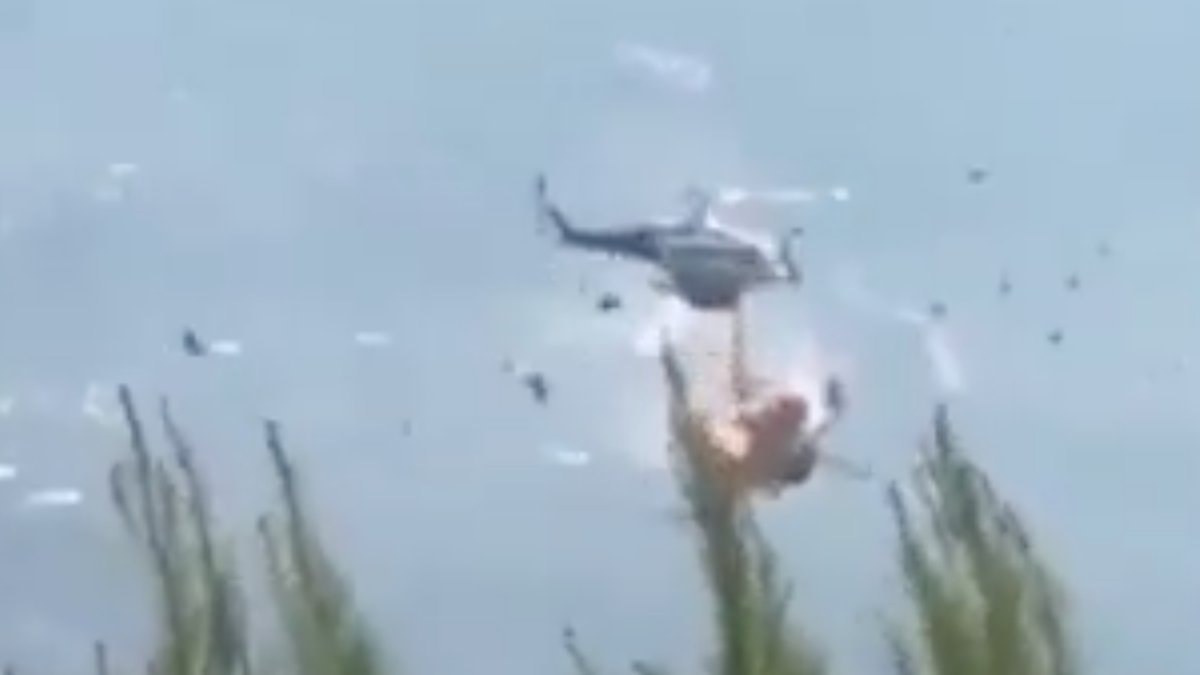 Yunanistan’da yangın söndürme operasyonundaki iki helikopter havada çarpıştı