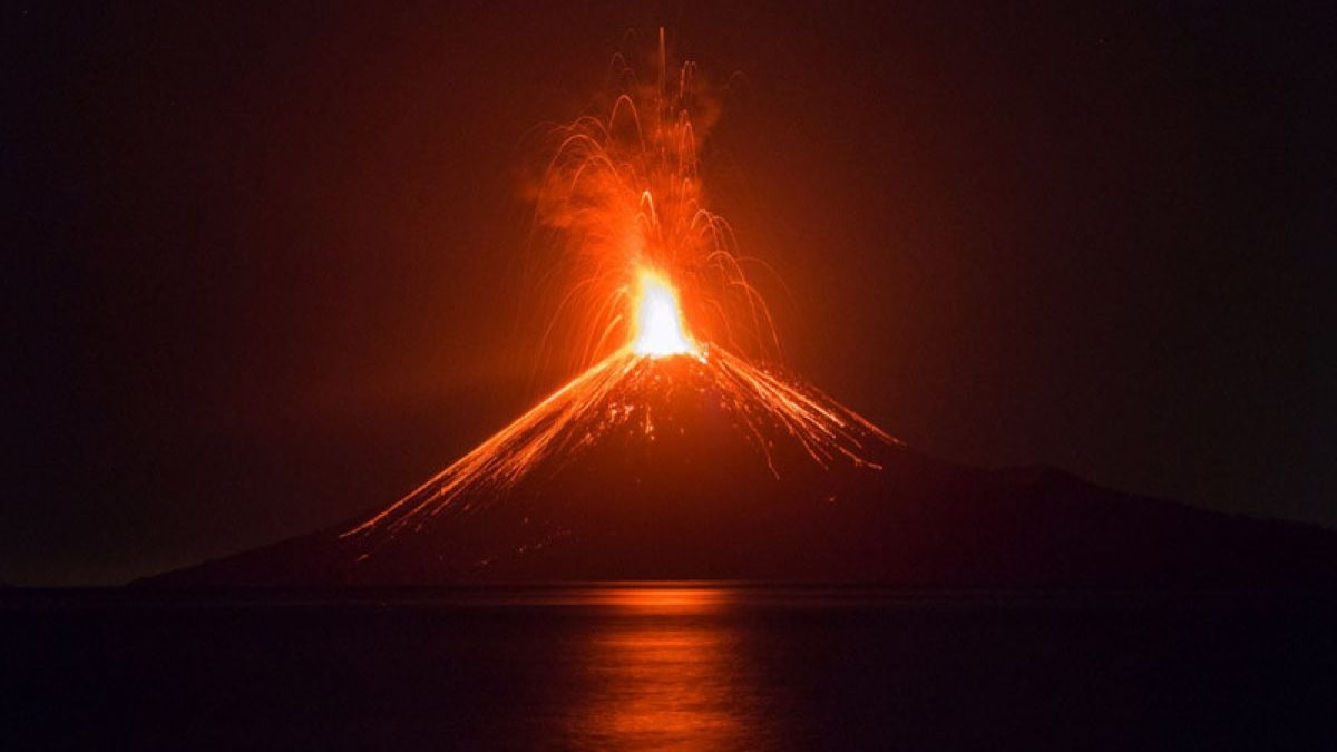 Anak Krakatau Yanardağı’nda patlama