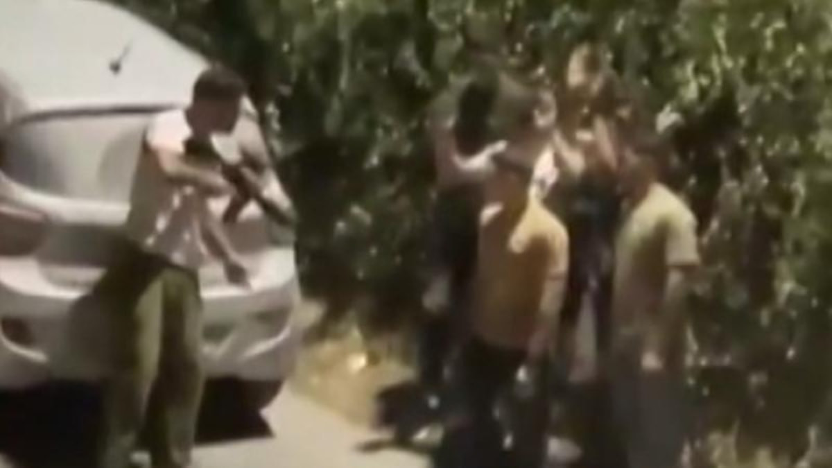 Batı Şeria’da silahlı İsrailli, 5 Filistinli çocuğu tehdit ederek alıkoydu
