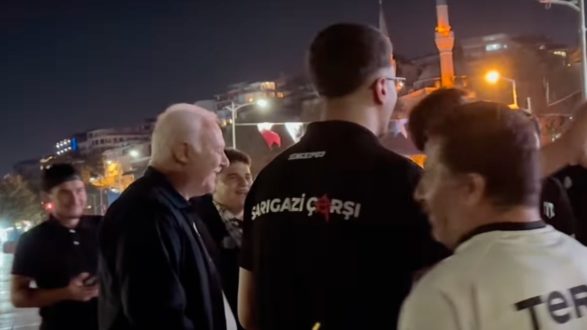 Beşiktaşlı gençler Üsküdar sahilde Nihat Hatipoğlu ile karşılaştı: ‘Allah Kitap Beşiktaş’