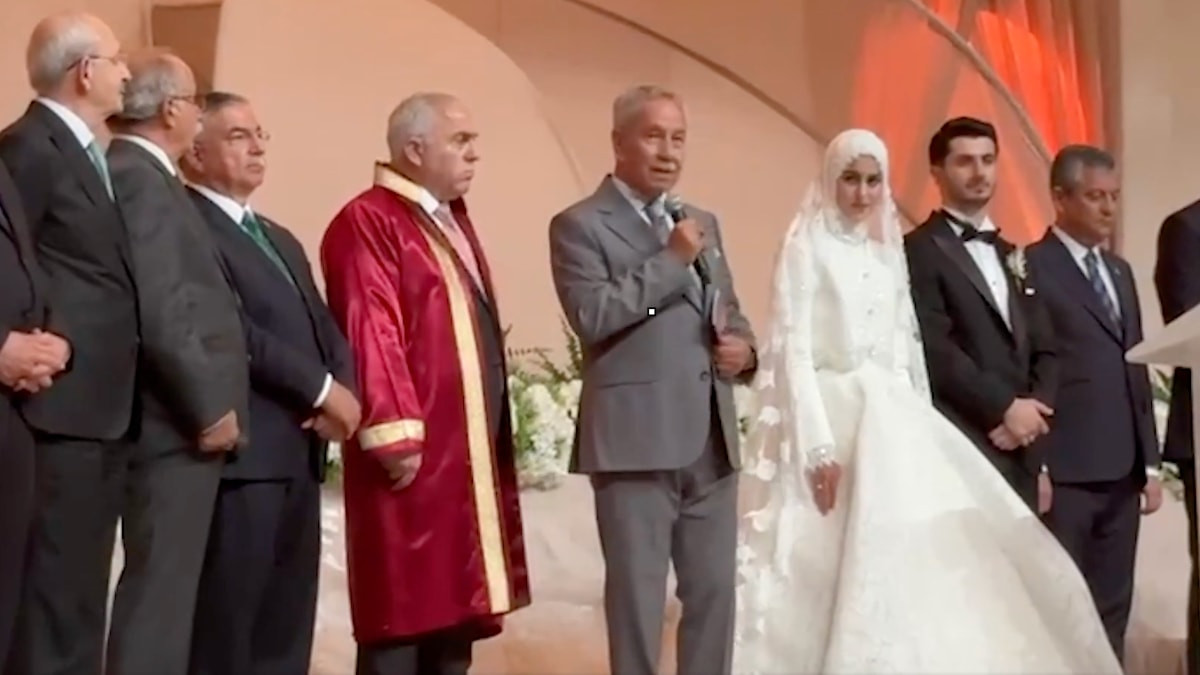 Bülent Arınç’tan Davutoğlu’nun düğününde Melih Gökçek’e tepki