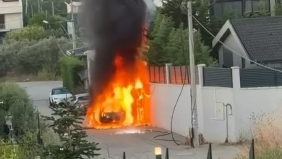 Bursa’da park halindeki elektrikli araç alev alev yandı