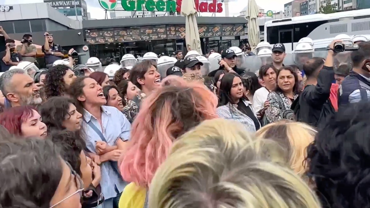 Çağlayan Adliyesi’nde toplanan LGBT’li grup garip sesler çıkardı