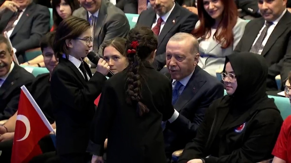 Cumhurbaşkanı Erdoğan, öğrencilerle ‘Çayelinden Öteye’ türküsünü söyledi