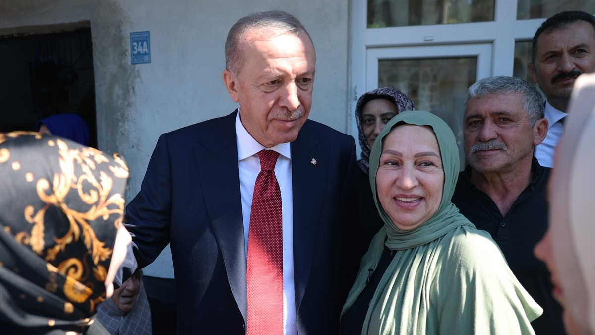 Cumhurbaşkanı Erdoğan, Rize’de komşularını ziyaret etti