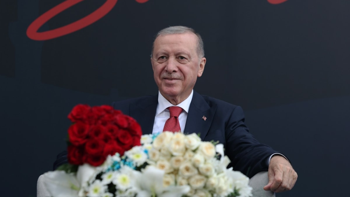Cumhurbaşkanı Erdoğan’dan gençlerle müzik sürprizi: Resul Dindar’a eşlik etti