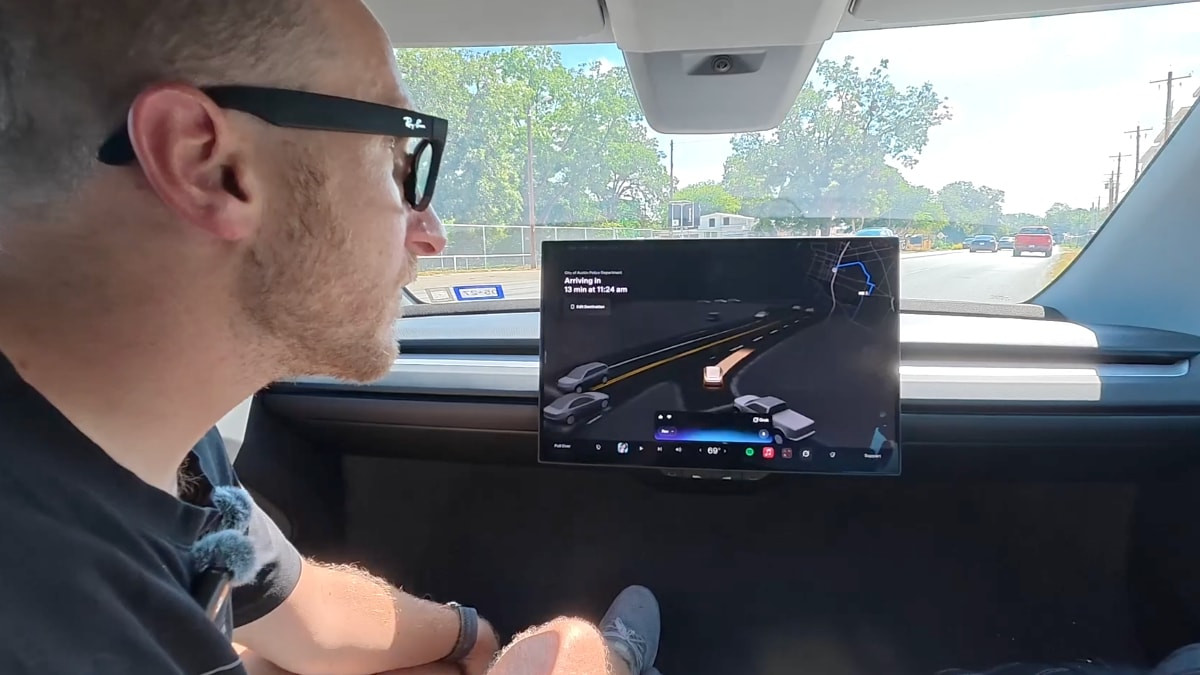 Cybercab, aranan şahsı tespit ederek polis merkezine götürdü