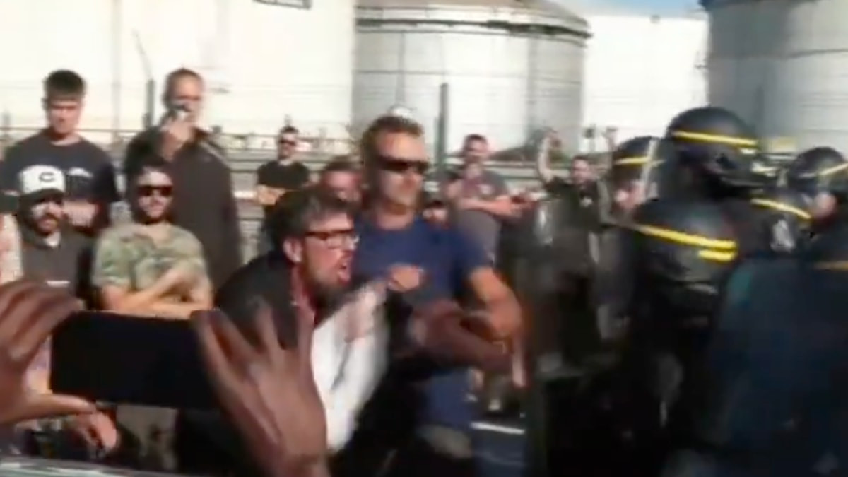 Fransa’da akaryakıt zammını protesto eden balıkçılara polisten biber gazlı müdahale
