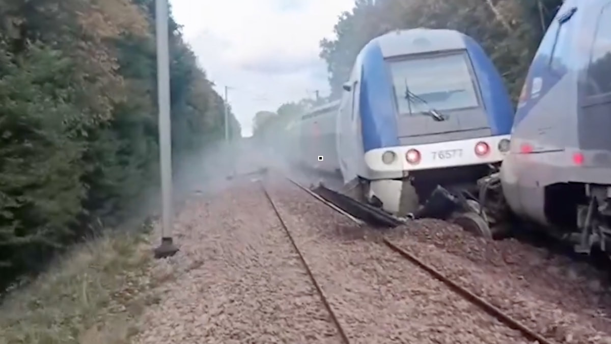 Fransa’da yolcu treni raydan çıktı: 44 yaralı