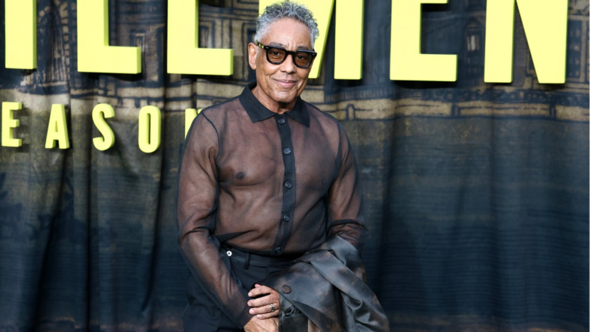 Giancarlo Esposito’nun şeffaf gala kombini dikkat çekti