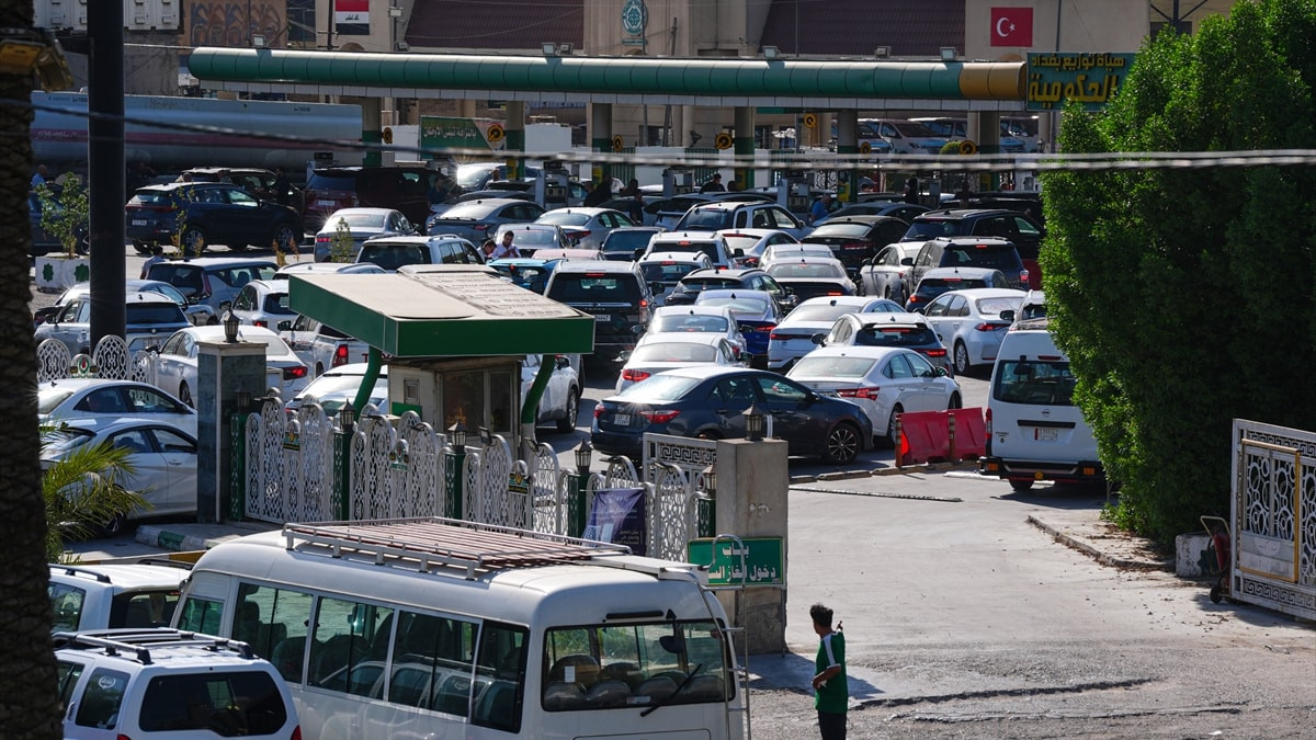 Irak’ta akaryakıt krizi: Benzin alabilmek için saatlerce kuyrukta bekliyorlar