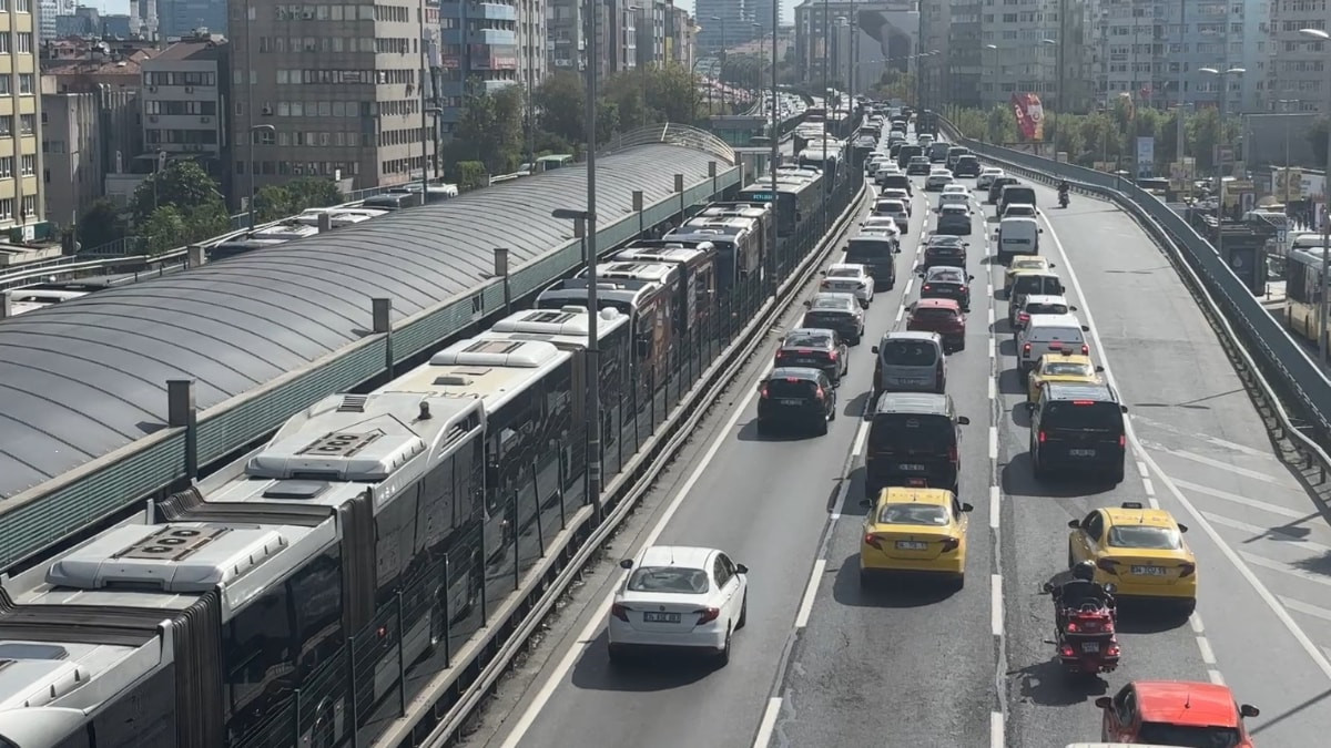 İstanbul’da arızalanan metrobüs yoğunluğa neden oldu: Vatandaşlar isyan etti