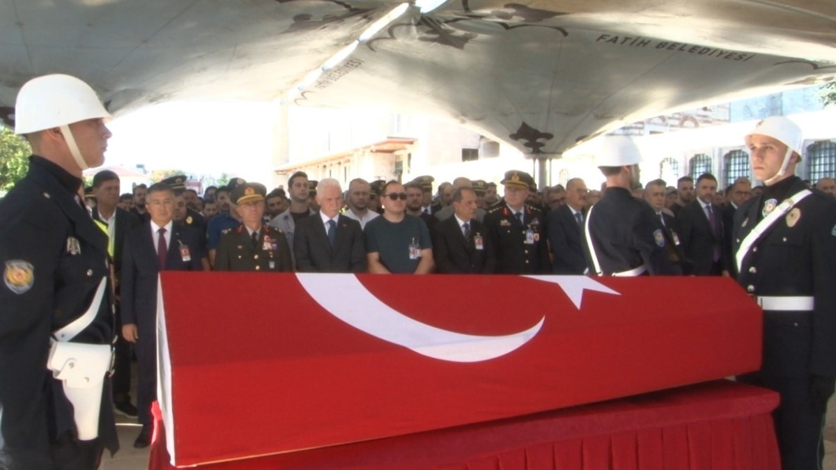 İstanbul’da şehit olan polis memuru son yolculuğuna uğurlandı