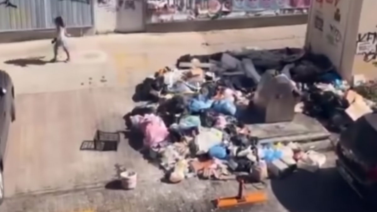 İzmir’de çöp krizi: Vatandaşlar koku yüzünden sokakta yürüyemez hale geldi