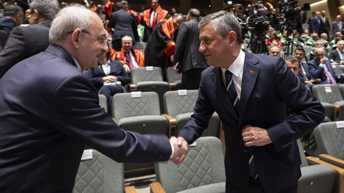 Kemal Kılıçdaroğlu ile Özgür Özel programda tokalaştı