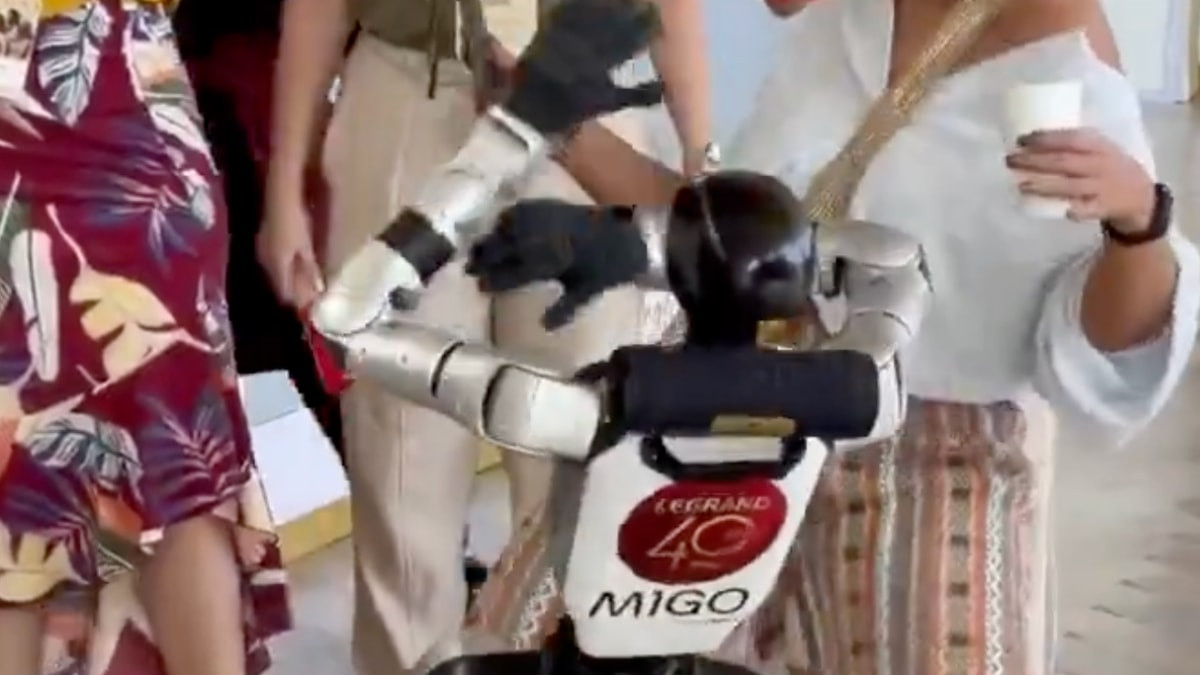 Kolombiya’da sokak ortasında dans eden insansı robot izleyenleri şaşırttı